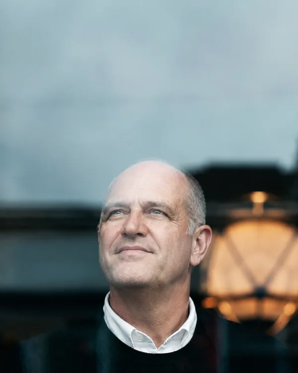Alfredo Leonardo-Cerdeña, socio fundador de HeliOx, mirando al frente junto a una ventana al anochecer
