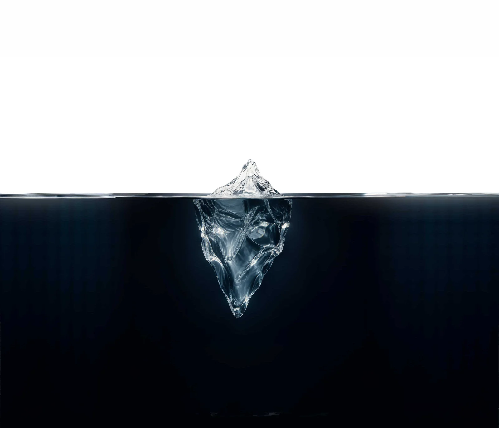 Un iceberg atravesando la superficie del agua: la punta visible es mucho menor que la masa sumergida